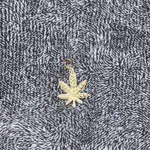 10k Gold weed leaf pendant